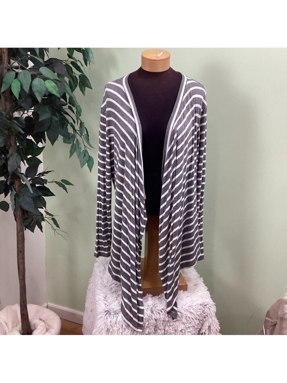 So open front cardigan Juniors XL gray and white stripe long sleeve fron…